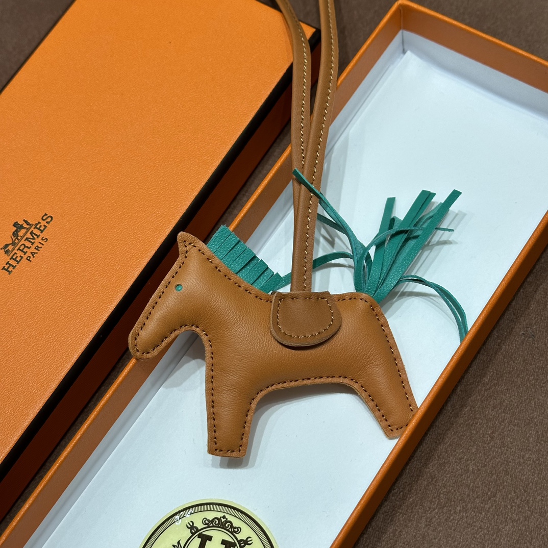 HERMES 爱马仕 【现货】 小马挂件 28 Caremel焦糖色 CK37金棕 2Q Vert Argleis英国绿  现货 进口蜜蜡线 全手工制作