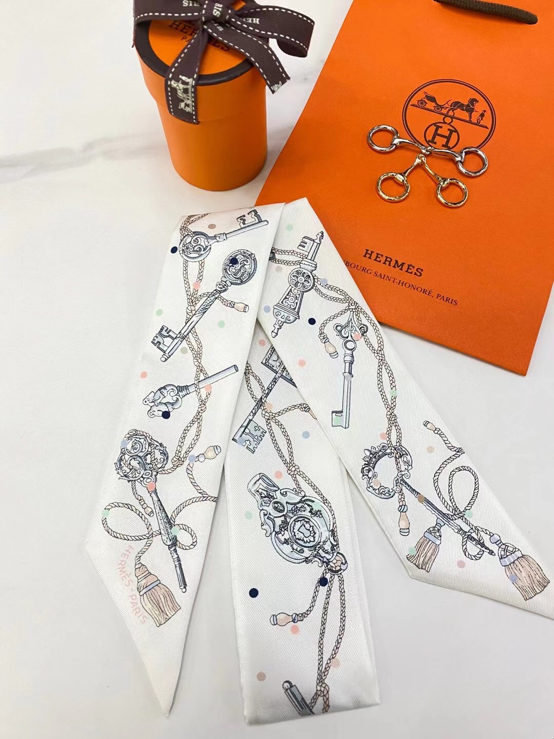 Hermes Maxi twilly Size：5*86cm 100%桑蚕丝 领带、包链、腰带等随意搭配
