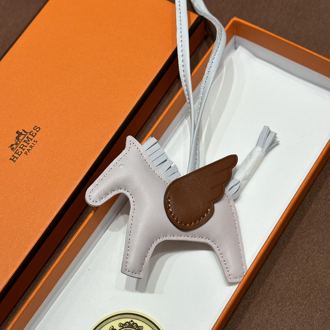 HERMES 爱马仕 【现货】 小马挂件 80 Gris Perle 珍珠灰 46 EBONE乌木 T0圣杯蓝 现货 进口蜜蜡线 全手工制作