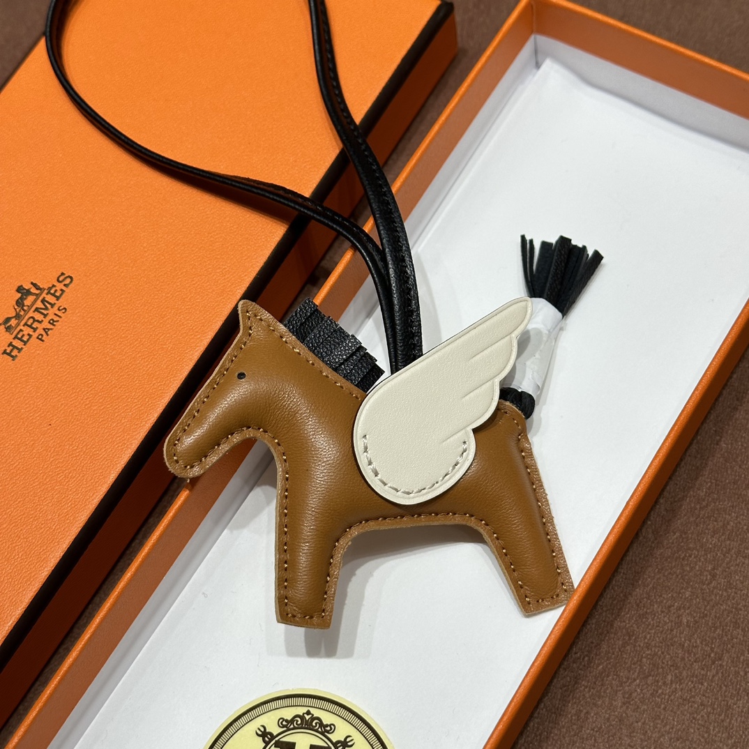HERMES 爱马仕 【现货】 小马挂件 CK37金棕色 89 Nior经典黑 10 Craie奶昔白 现货 进口蜜蜡线 全手工制作