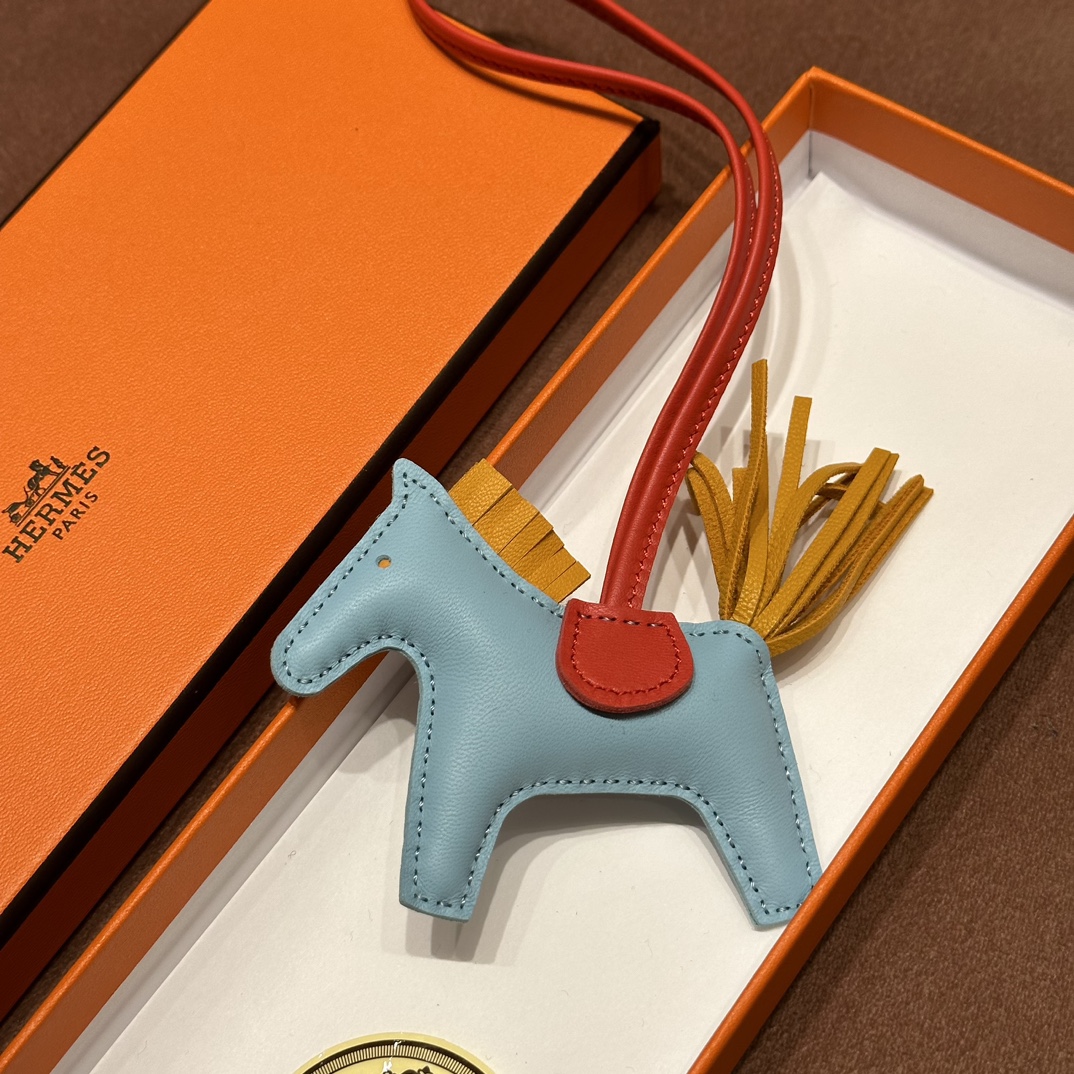 HERMES 爱马仕 【现货】 小马挂件 3P Bieu Atoil泻湖蓝 9D琥珀黄 S5 Rouge Tomate番茄红 现货 进口蜜蜡线 全手工制作