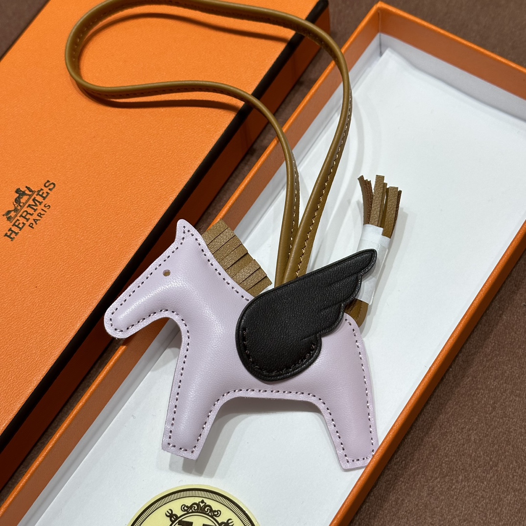 HERMES 爱马仕 【现货】 小马挂件 P9 Anemone 银莲花紫 CK37金棕色 89 Nior经典黑 现货 进口蜜蜡线 全手工制作