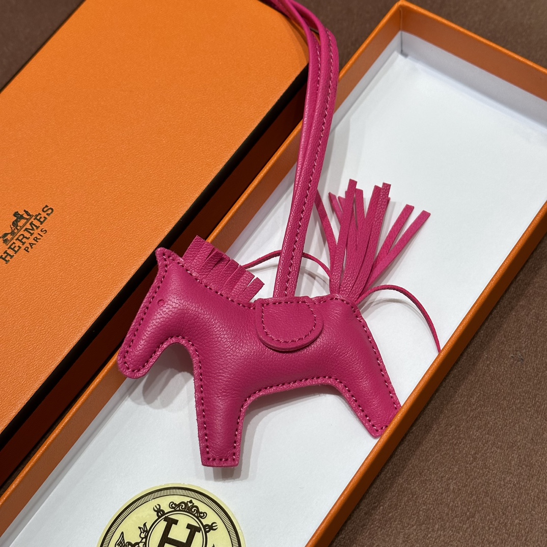 HERMES 爱马仕 【现货】 小马挂件 5J Fushsia桃红色  现货 进口蜜蜡线 全手工制作