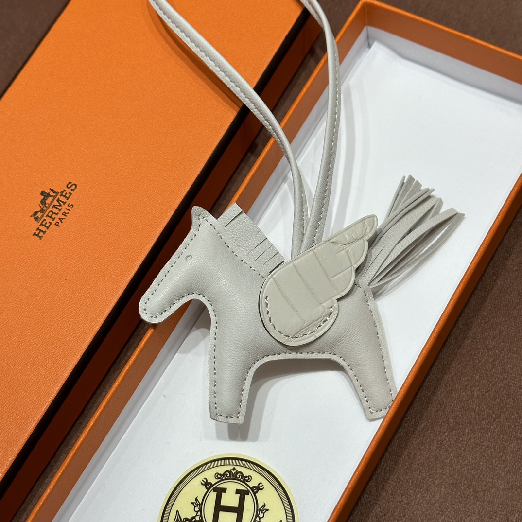 HERMES 爱马仕 【现货】 小马挂件 80 Gris Perle 珍珠灰 现货 进口蜜蜡线 全手工制作