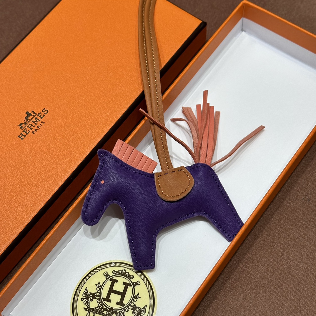 HERMES 爱马仕 【现货】 小马挂件 9G Amethyste 水晶紫 CK37 金棕 T5 Rose Jeipur斋普尔粉 现货 进口蜜蜡线 全手工制作