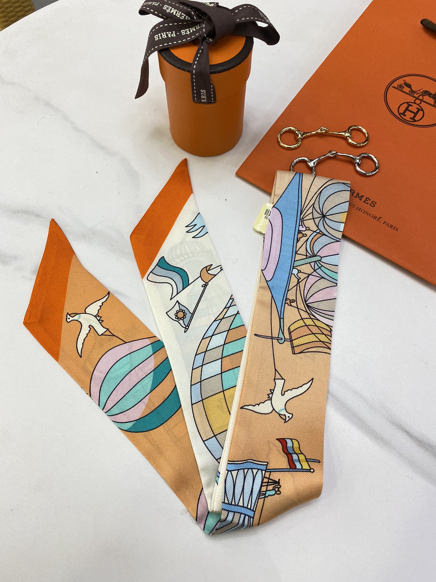 Hermes Maxi twilly Size：5*86cm 100%桑蚕丝 领带、包链、腰带等随意搭配