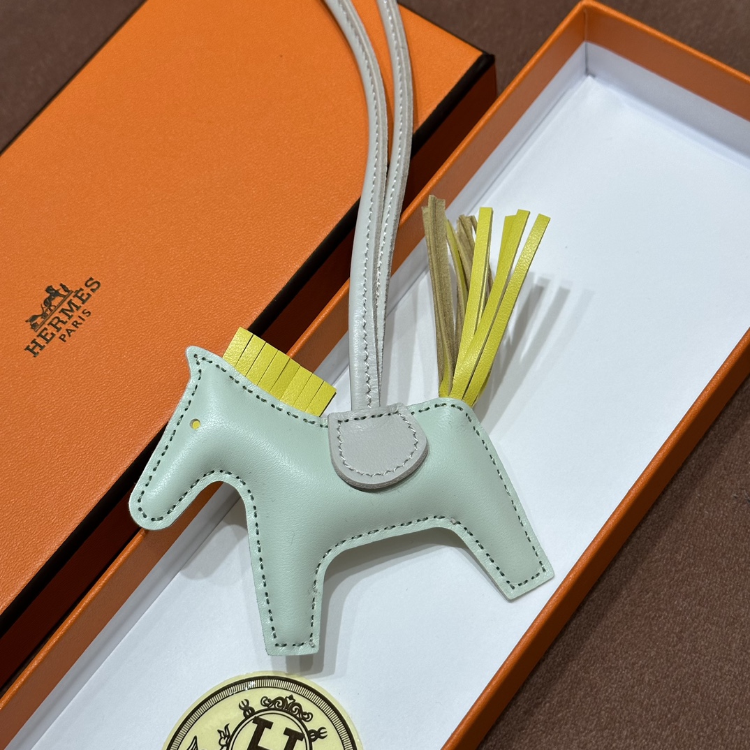 HERMES 爱马仕 【现货】 小马挂件 3i牛油果绿 9N Citron柠檬黄 80 Gris Perle珍珠灰 现货 进口蜜蜡线 全手工制作