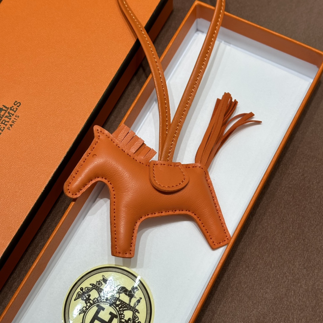 HERMES 爱马仕 【现货】 小马挂件 93 Orange 橙色 现货 进口蜜蜡线 全手工制作