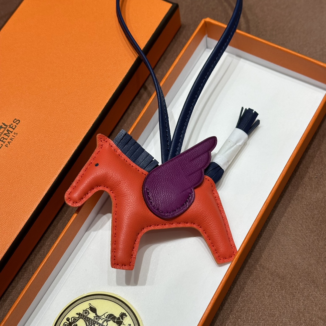 HERMES 爱马仕 【现货】 小马挂件 S5 Rouge Tomate心红色 5J Fushsia悬铃花紫 N7 Bleu Tempete风暴蓝 现货 进口蜜蜡线 全手工制作