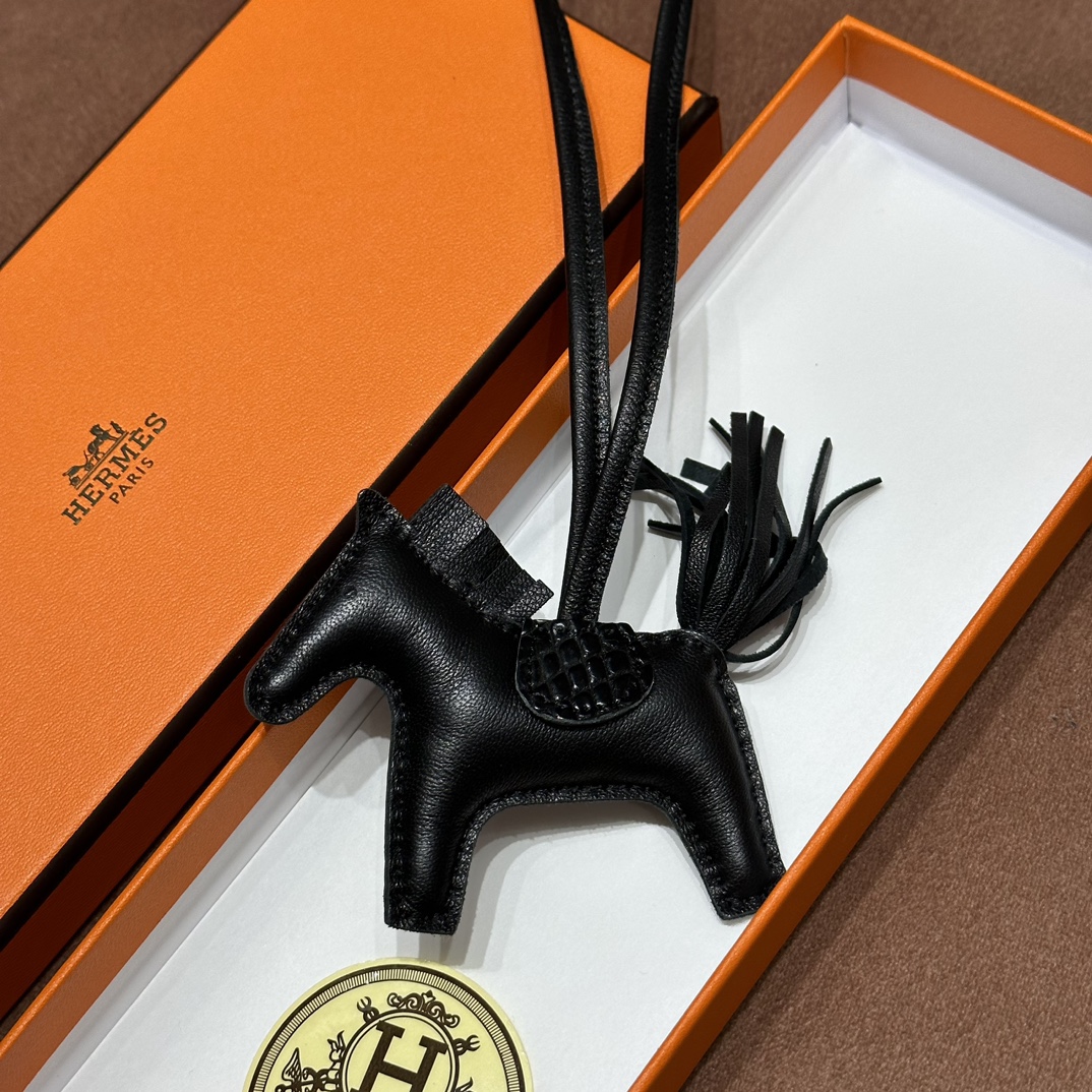 HERMES 爱马仕 【现货】 小马挂件 89 Nior 经典黑  现货 进口蜜蜡线 全手工制作