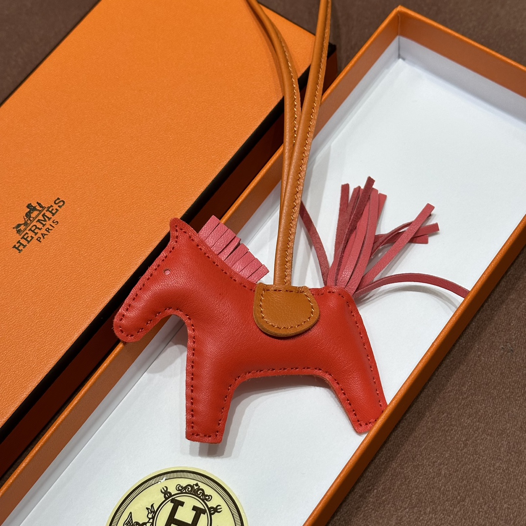 HERMES 爱马仕 【现货】 小马挂件 S5 Rouge Tomate心红色 K1 Rouge Grenade石榴红 93 Orange经典橙  现货 进口蜜蜡线 全手工制作