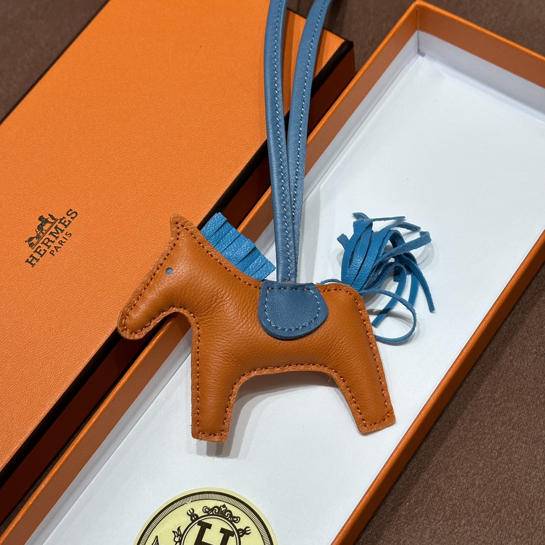 HERMES 爱马仕 【现货】 小马挂件 93 Orange 橙色 T7 Bleu Hydra水妖蓝 75 Blue Jean牛仔蓝 现货 进口蜜蜡线 全手工制作