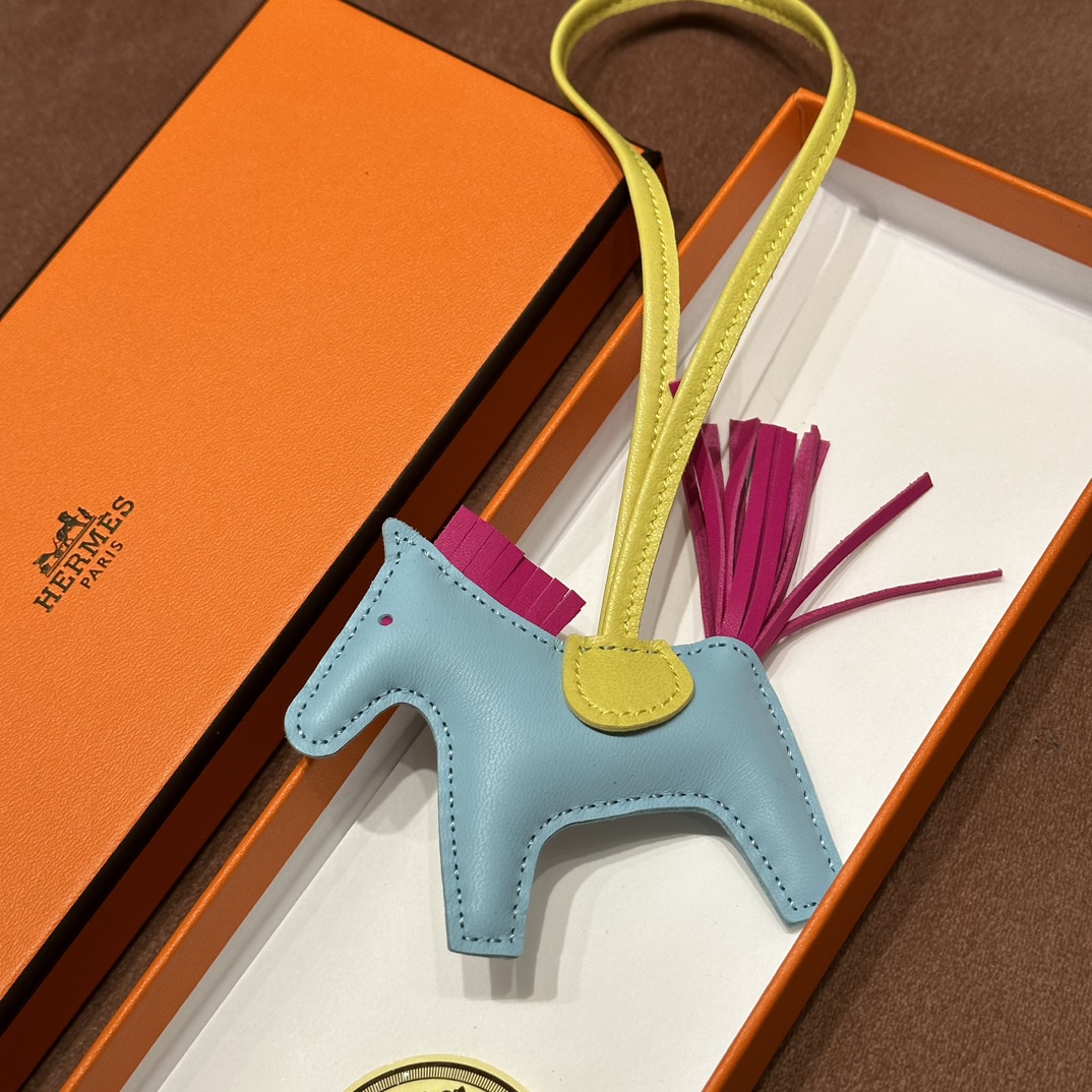 HERMES 爱马仕 【现货】 小马挂件 3P Bieu Atoil泻湖蓝 5J Fushsia桃红色 9N Citron 柠檬黄 现货 进口蜜蜡线 全手工制作