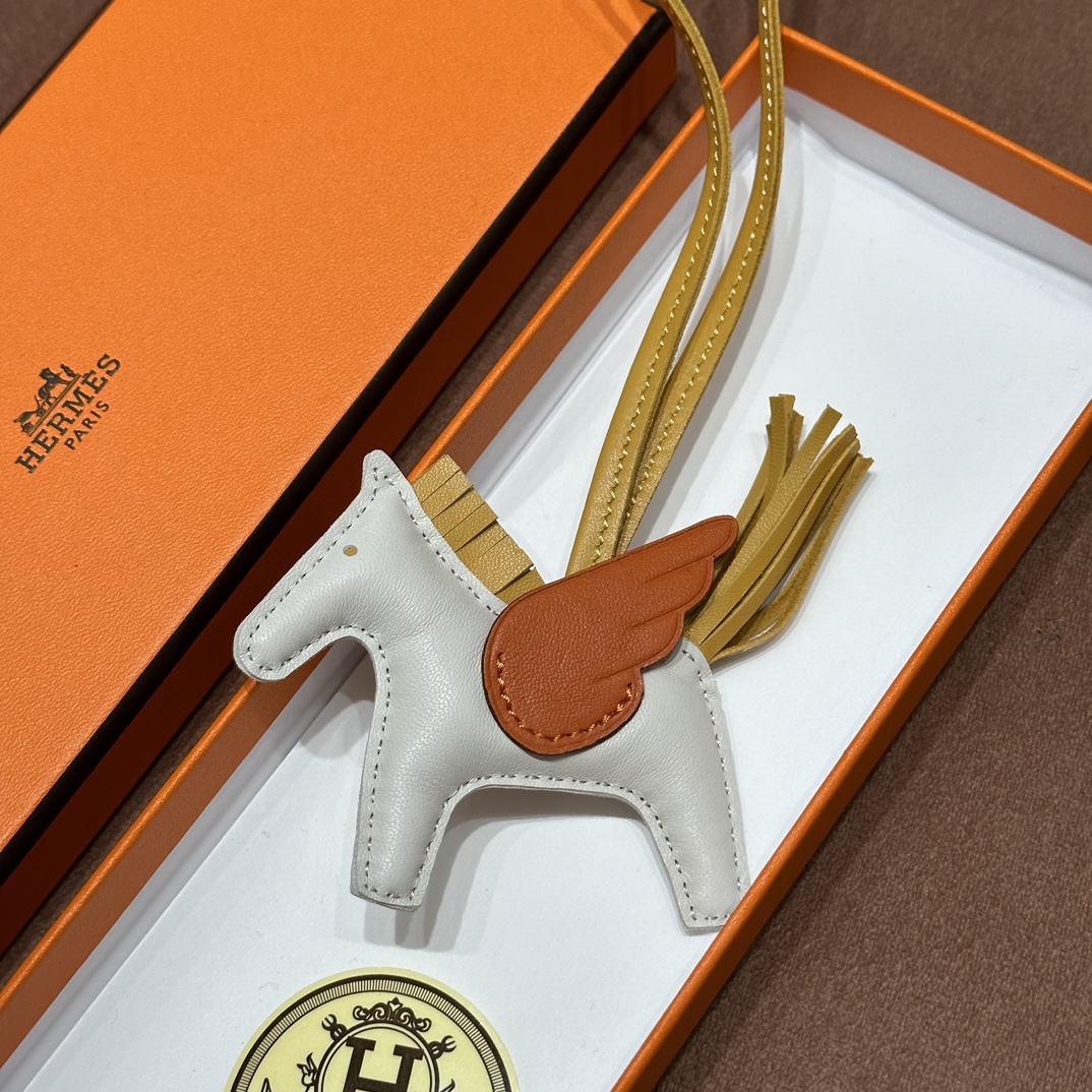 HERMES 爱马仕 【现货】 小马挂件 9D 琥珀黄 93 Orange 经典橙 10 Craie奶昔白 现货 进口蜜蜡线 全手工制作