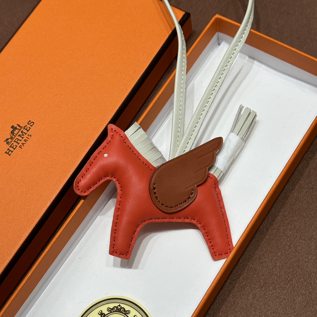 HERMES 爱马仕 【现货】 小马挂件 S5 Rouge Tomate番茄红 CK37棕色 4S气泡绿 现货 进口蜜蜡线 全手工制作