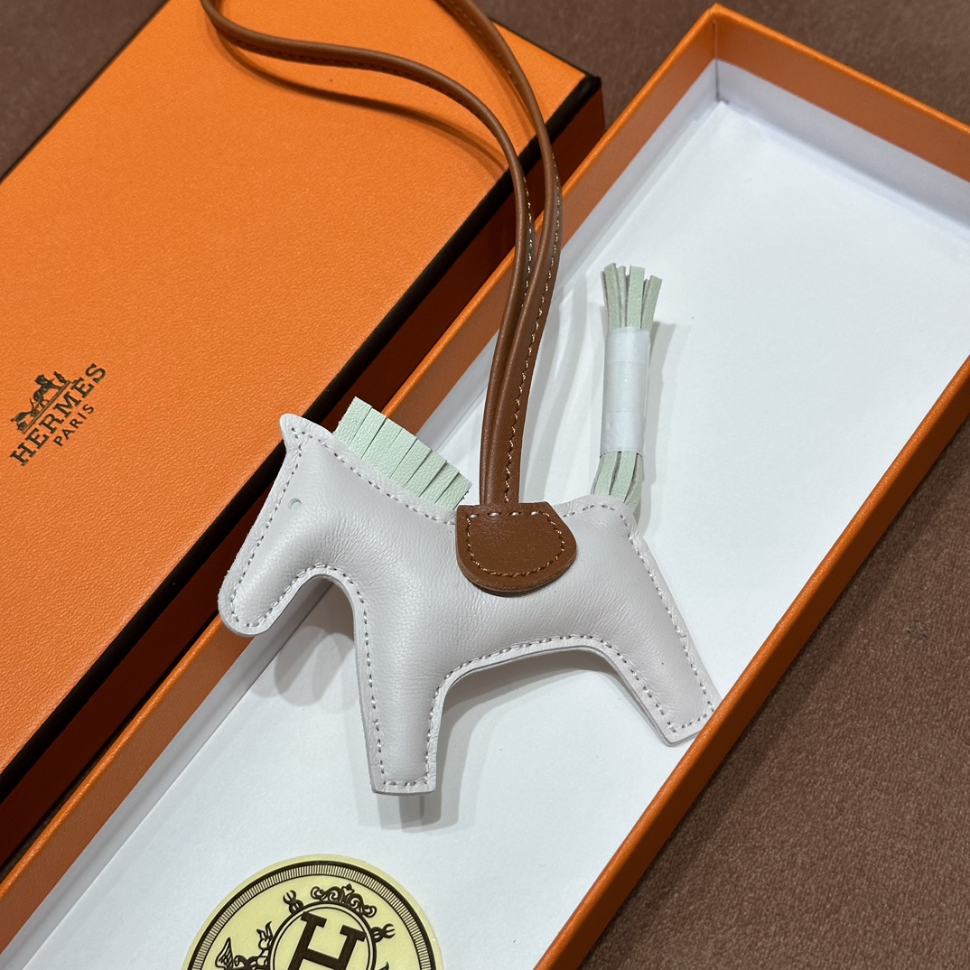 HERMES 爱马仕 【现货】 小马挂件 80 Gris Perle 珍珠灰 CK37 金棕 4S 气泡绿 现货 进口蜜蜡线 全手工制作