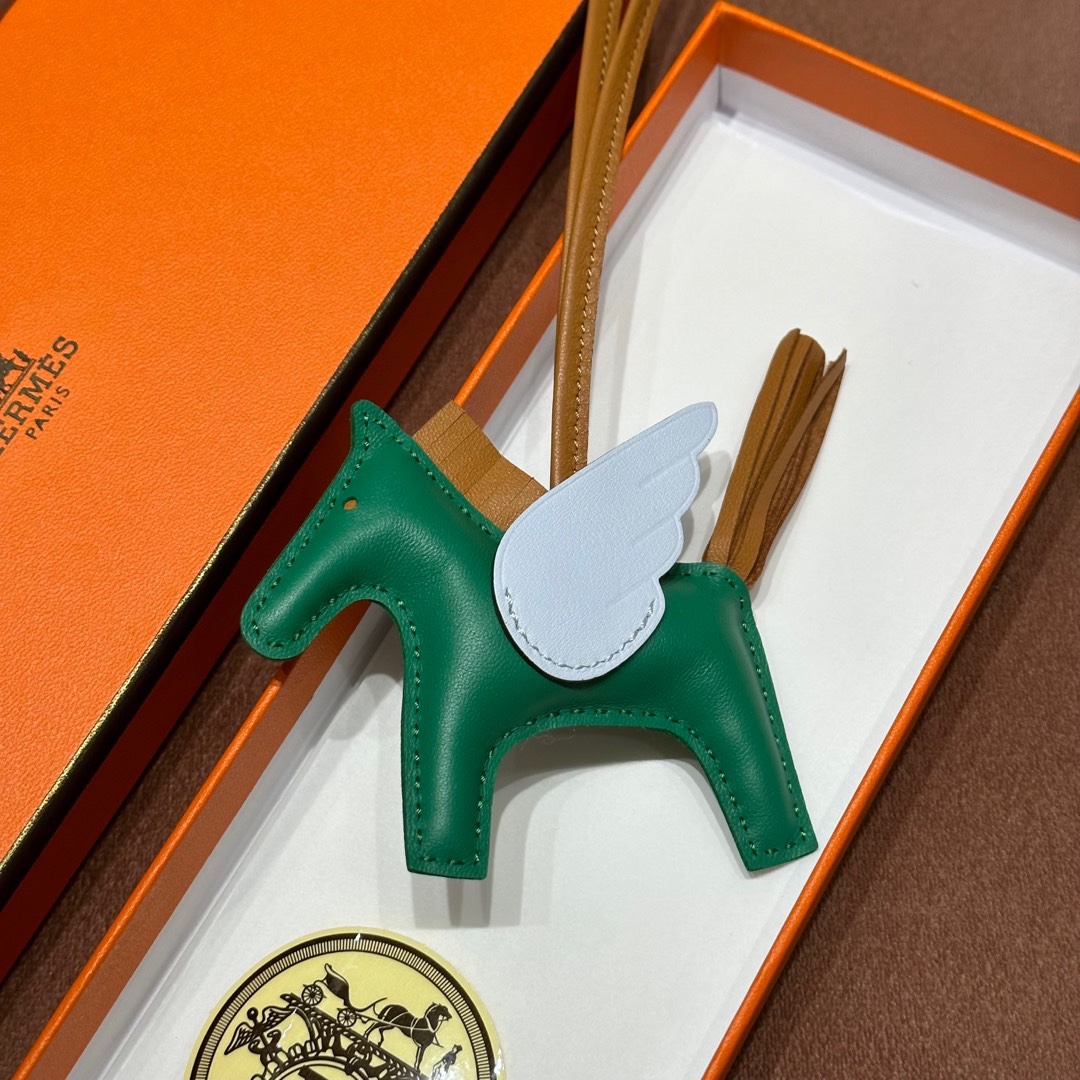 HERMES 爱马仕 【现货】 小马挂件 1K Bambou竹绿色 CK37金棕 U2 Bieu Zephyr和风蓝 现货 进口蜜蜡线 全手工制作