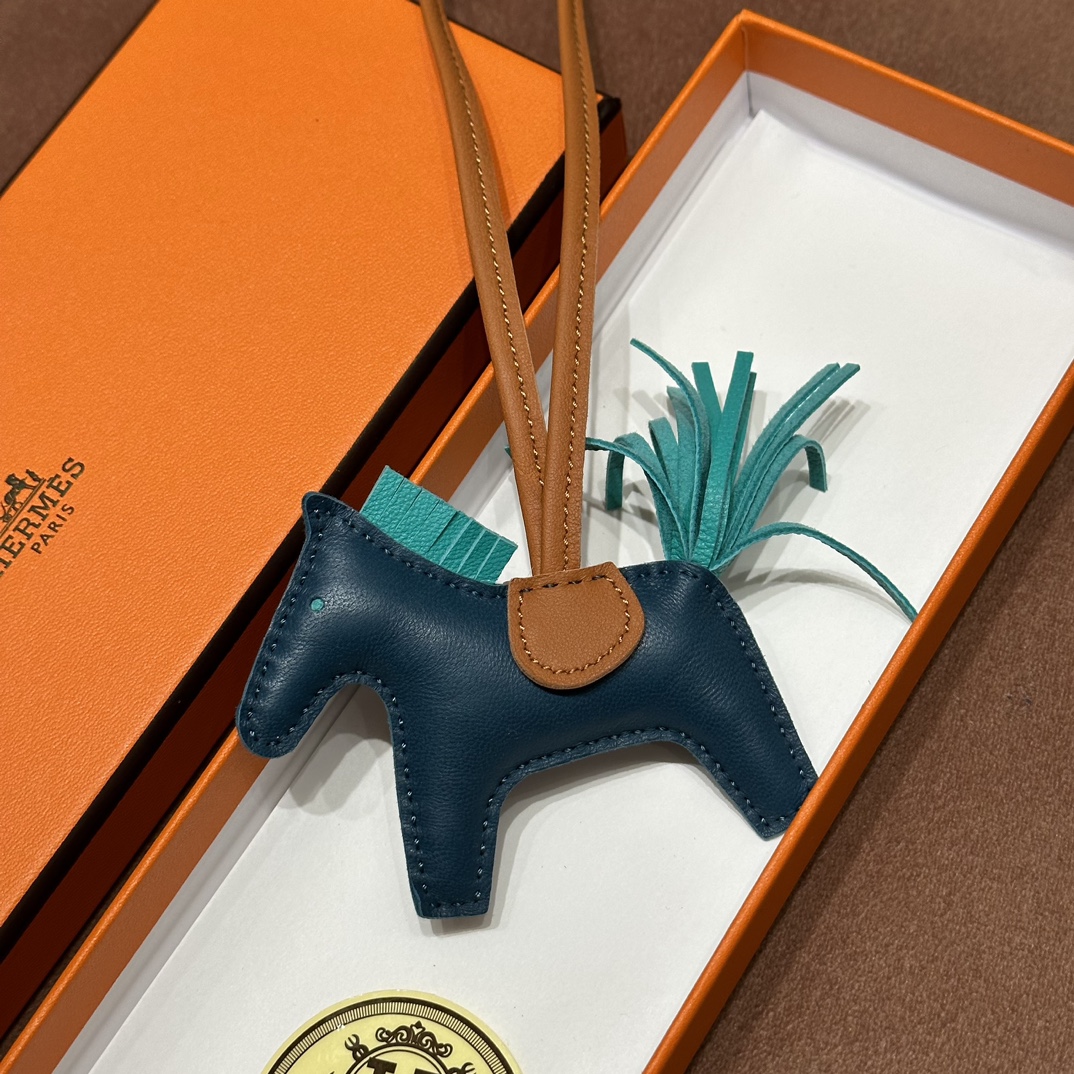 HERMES 爱马仕 【现货】 小马挂件 7B Turquoise松石蓝 Z6 Malachite孔雀绿 CK37金棕色 现货 进口蜜蜡线 全手工制作