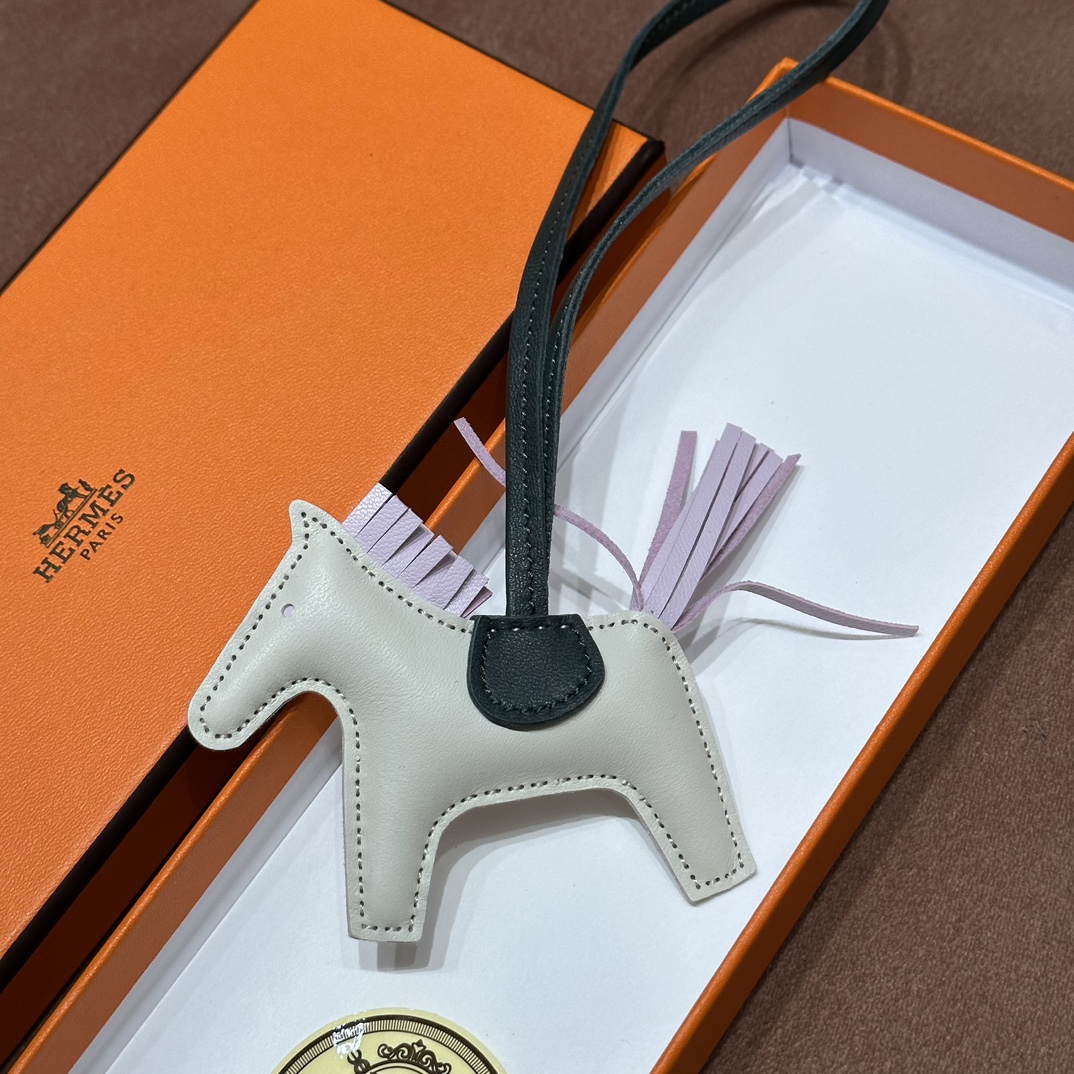 HERMES 爱马仕 【现货】 小马挂件 80 Gris Perle 珍珠灰 P9 Anemone 银莲花紫 6H Vert Veronese维罗纳绿 现货 进口蜜蜡线 全手工制作