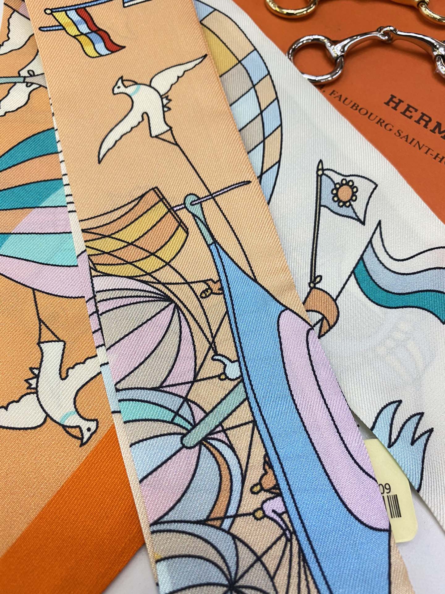 Hermes Maxi twilly Size：5*86cm 100%桑蚕丝 领带、包链、腰带等随意搭配