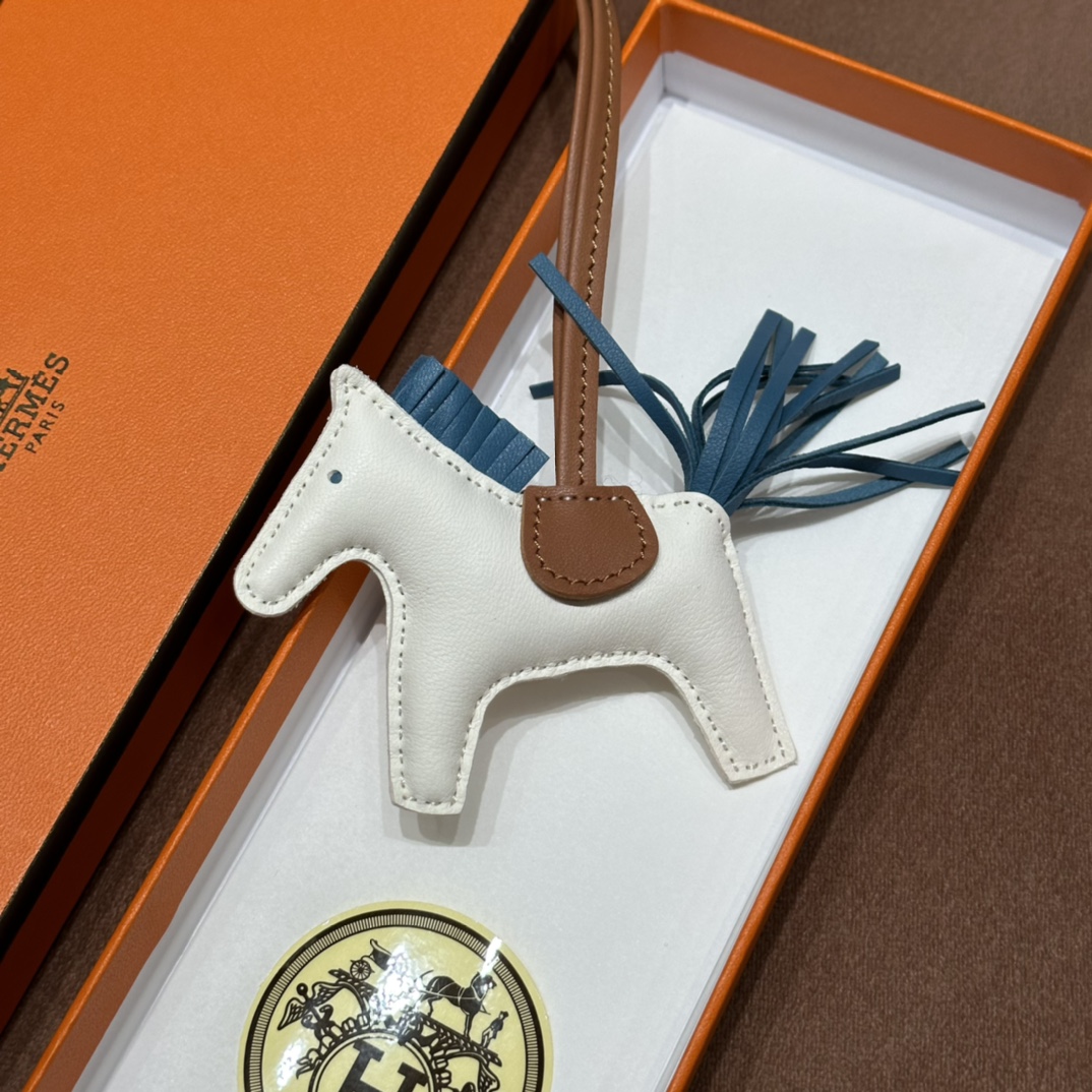HERMES 爱马仕 【现货】 小马挂件 10 Craie奶昔白 CK37金棕 7L Bleu de Malta马耳他蓝 现货 进口蜜蜡线 全手工制作