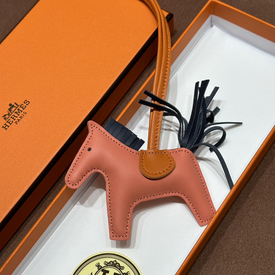 HERMES 爱马仕 【现货】 小马挂件 94 陶瓷粉 93 Orange 橙色 89 Nior经典黑 现货 进口蜜蜡线 全手工制作