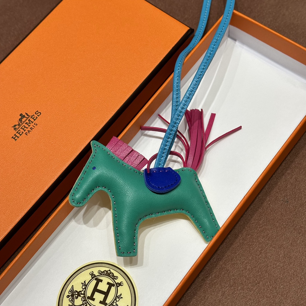 HERMES 爱马仕 【现货】 小马挂件 6Q Vert Emeraude宝石绿 5J Fushsia桃红色 T7 Bleu Hydra水妖蓝 现货 进口蜜蜡线 全手工制作