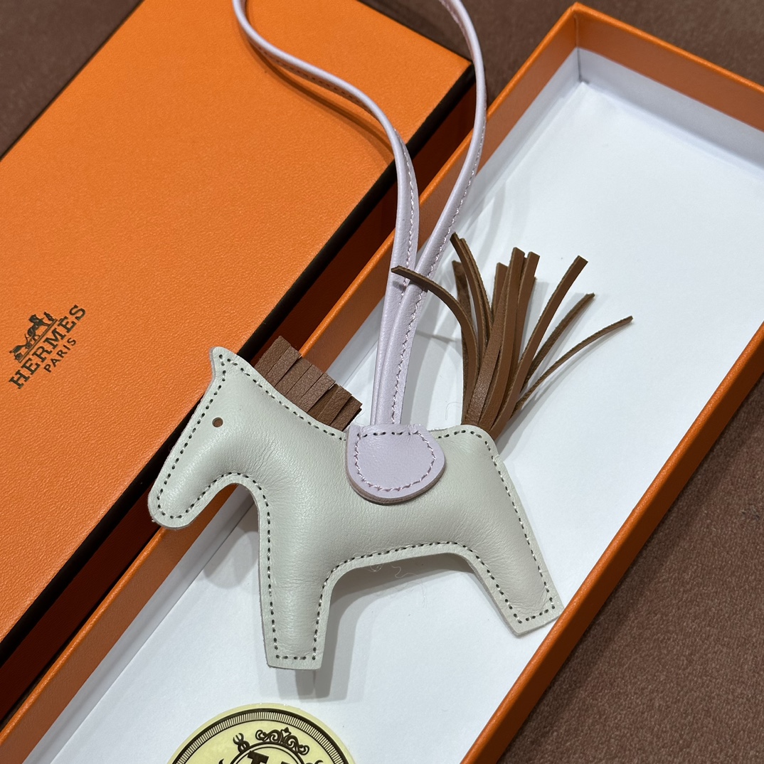 HERMES 爱马仕 【现货】 小马挂件 80 Gris Perle珍珠灰 CK37金棕 96 violet 紫罗兰 现货 进口蜜蜡线 全手工制作