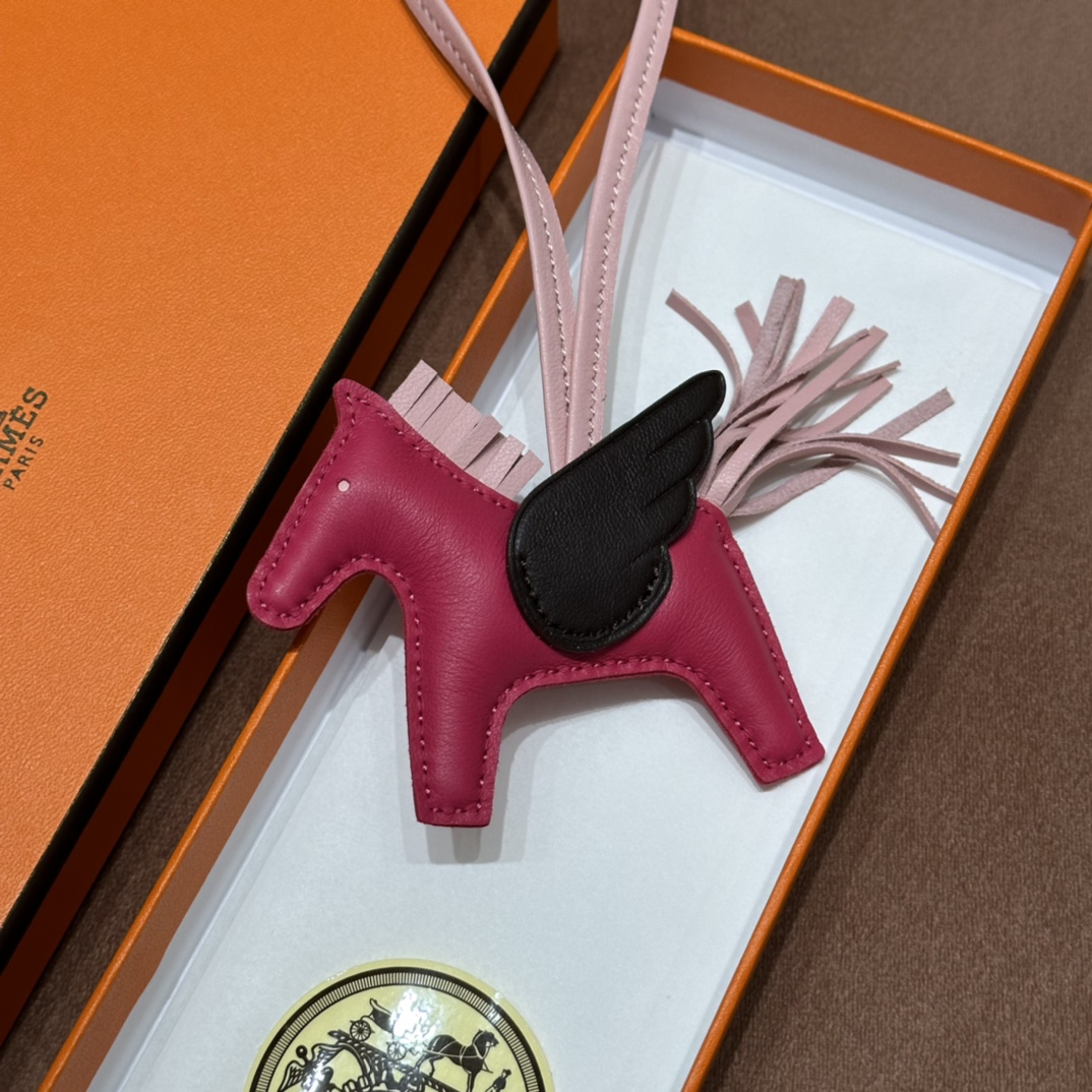 HERMES 爱马仕 【现货】 小马挂件 5J Fushsia桃红色 94陶瓷粉 89 Nior经典黑 现货 进口蜜蜡线 全手工制作