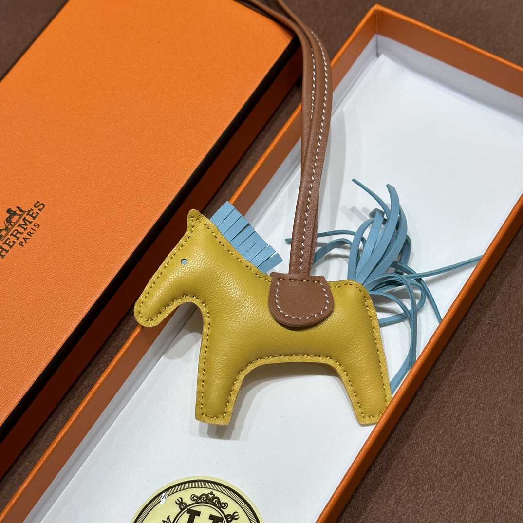 HERMES 爱马仕 【现货】 小马挂件 9D琥珀黄 CK37金棕 75 Blue Jean牛仔蓝 现货 进口蜜蜡线 全手工制作