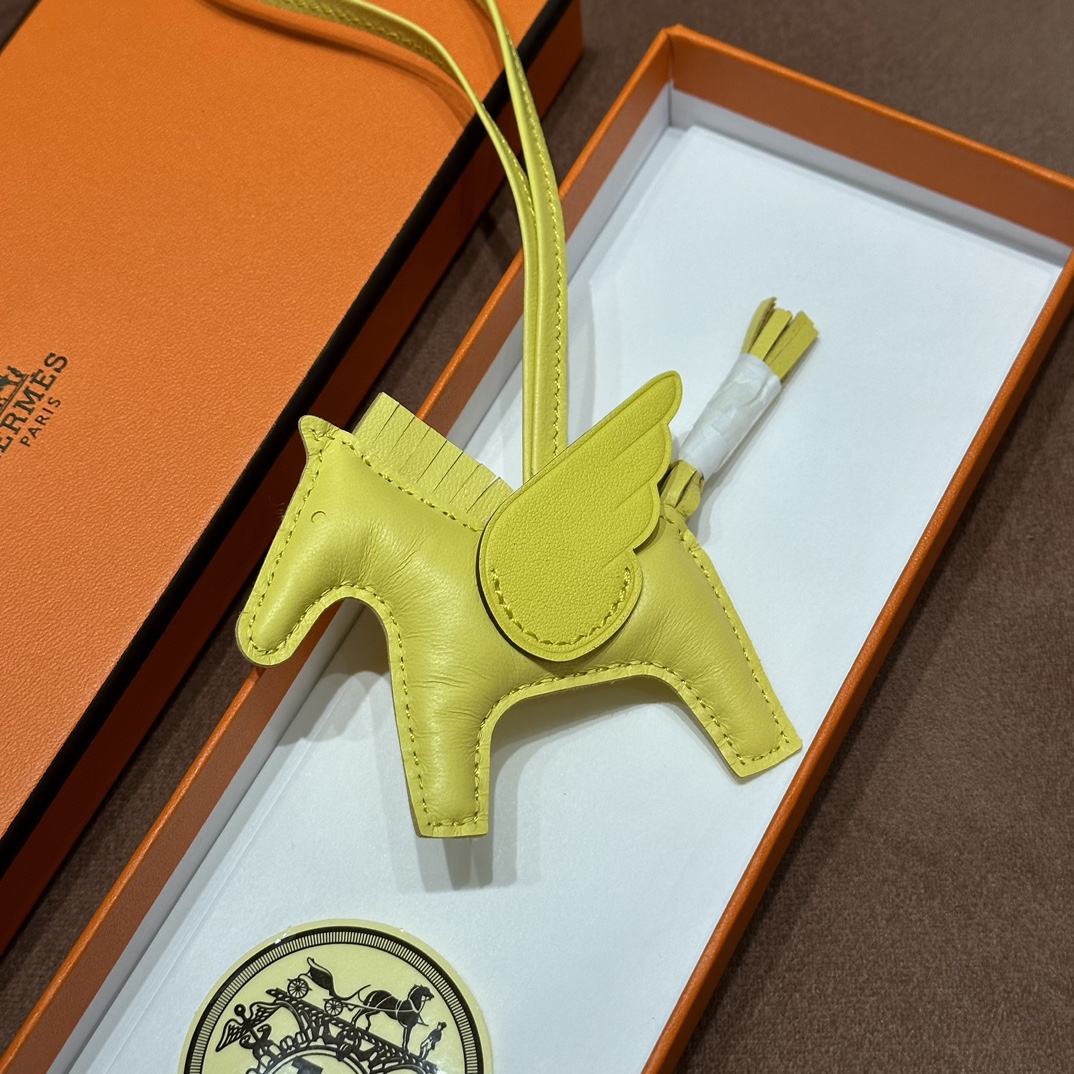 HERMES 爱马仕 【现货】 小马挂件 9N Citron 柠檬黄 现货 进口蜜蜡线 全手工制作