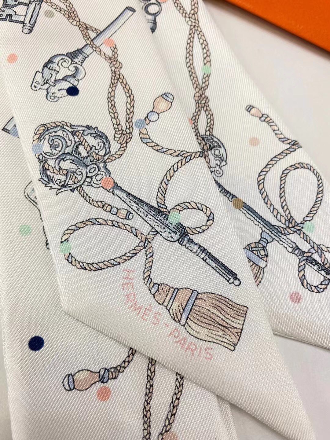 Hermes Maxi twilly Size：5*86cm 100%桑蚕丝 领带、包链、腰带等随意搭配