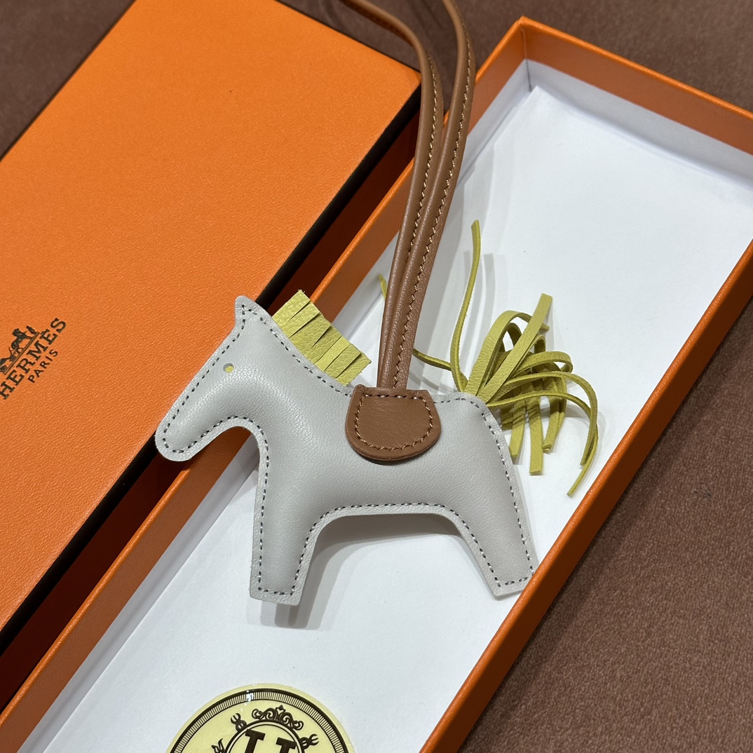 HERMES 爱马仕 【现货】 小马挂件 9N Citron 柠檬黄 CK37金棕色 80 Gris Perle珍珠灰 现货 进口蜜蜡线 全手工制作