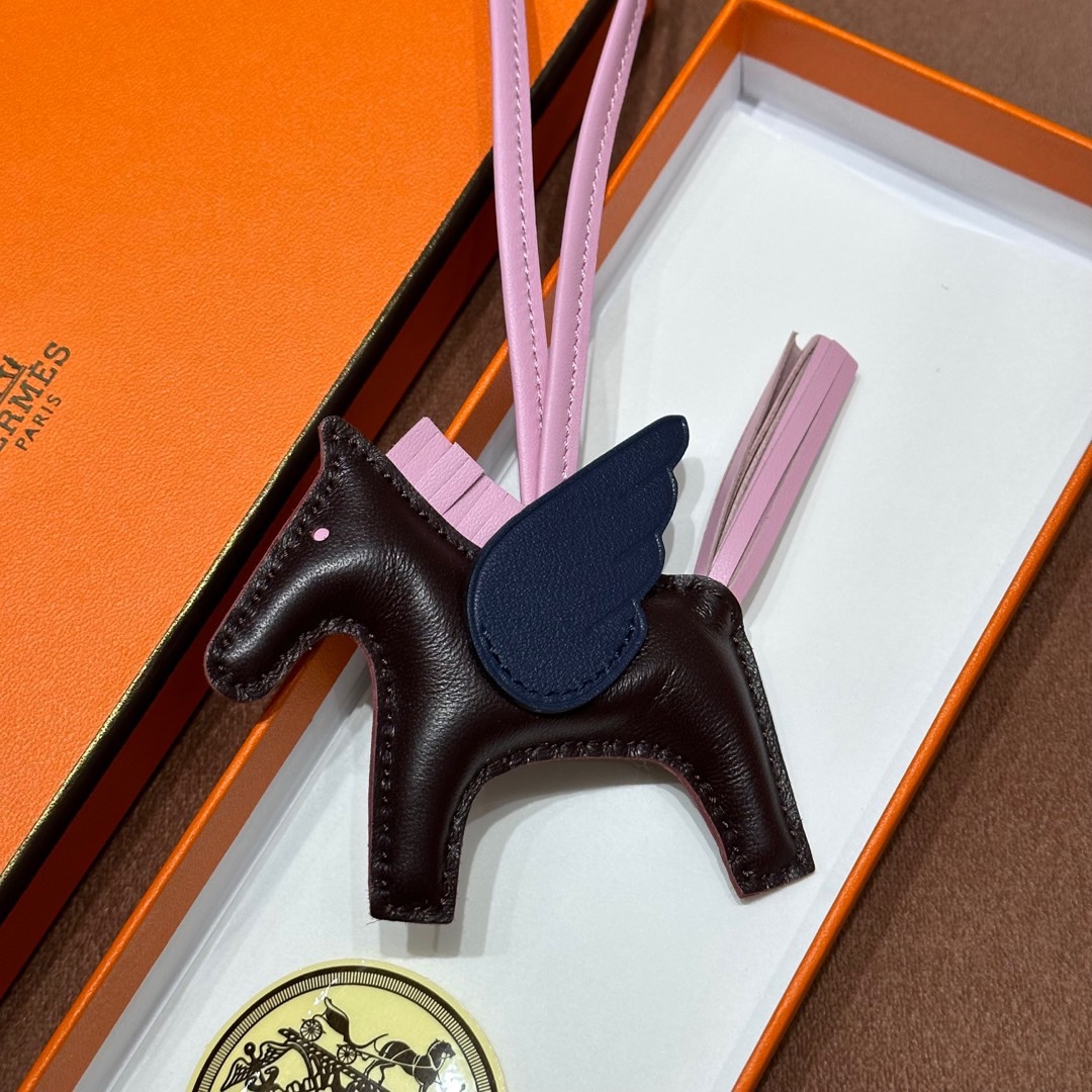 HERMES 爱马仕 【现货】 小马挂件 47 CHOCOLAT朱古力 N7 Bleu Tempete风暴蓝 96 violet 紫罗兰 现货 进口蜜蜡线 全手工制作