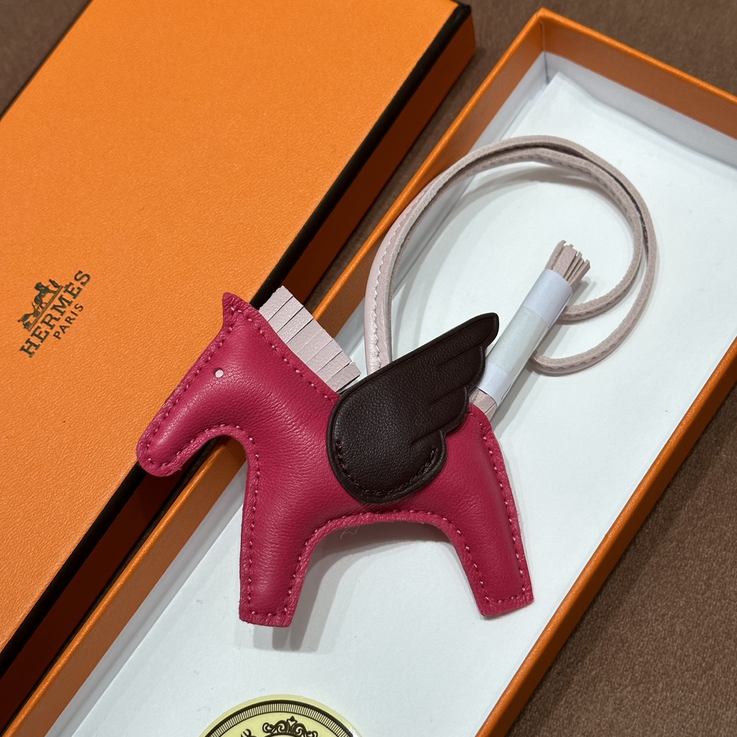 HERMES 爱马仕 【现货】 小马挂件 5J Fushsia桃红色 4A CAFE咖啡 94 陶瓷粉 现货 进口蜜蜡线 全手工制作