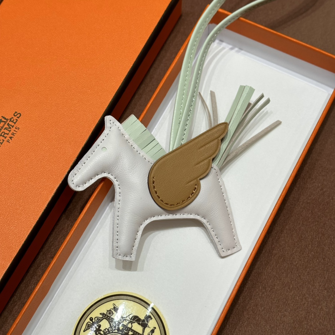 HERMES 爱马仕 【现货】 小马挂件 10 Craie奶昔白 CK37金棕 4S气泡绿 现货 进口蜜蜡线 全手工制作