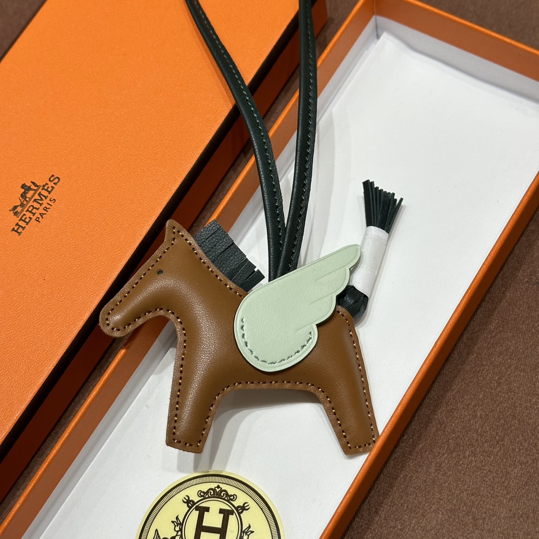 HERMES 爱马仕 【现货】 小马挂件 CK37金棕色 61 Vert Olive橄榄绿 4S气泡绿 现货 进口蜜蜡线 全手工制作
