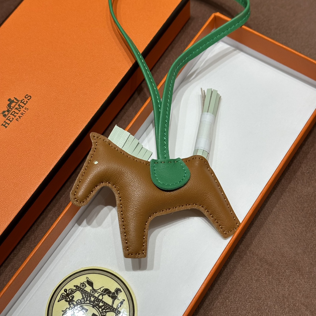 HERMES 爱马仕 【现货】 小马挂件 CK37金棕 4S气泡绿 1K Bambou竹绿色 现货 进口蜜蜡线 全手工制作