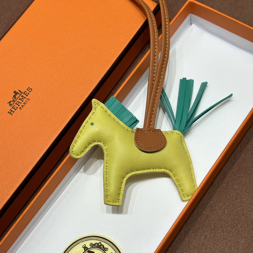 HERMES 爱马仕 【现货】 小马挂件 9N Citron 柠檬黄 1K Bambou竹绿色 CK37 金棕色 现货 进口蜜蜡线 全手工制作