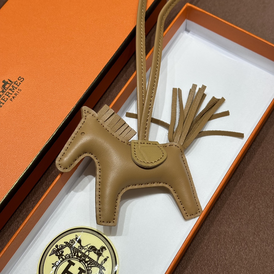 HERMES 爱马仕 【现货】 小马挂件 CK37金棕 28 Caremel焦糖色 现货 进口蜜蜡线 全手工制作
