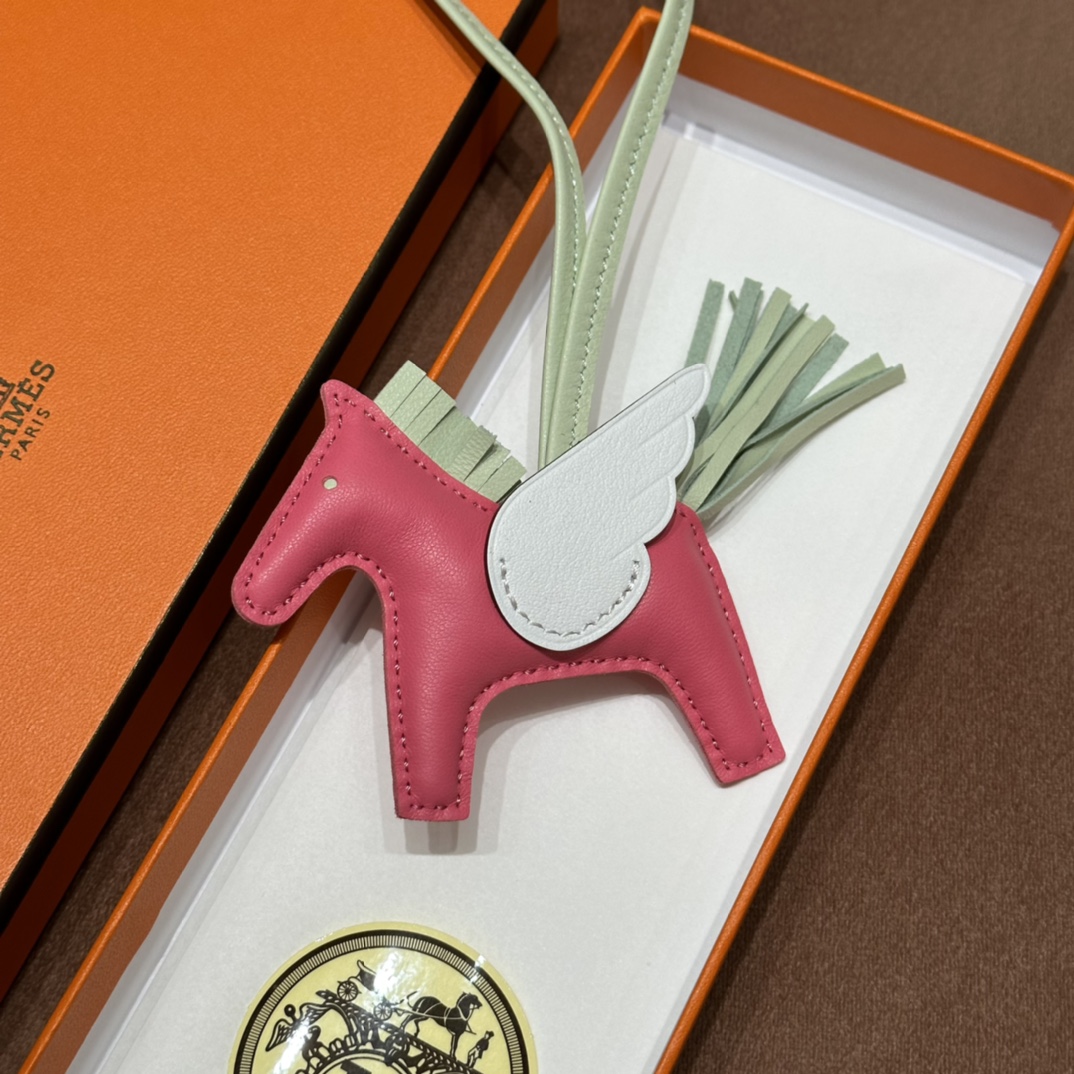 HERMES 爱马仕 【现货】 小马挂件 U5 Rose eLipstick唇膏粉 10 Craie奶昔白 3i牛油果绿 现货 进口蜜蜡线 全手工制作