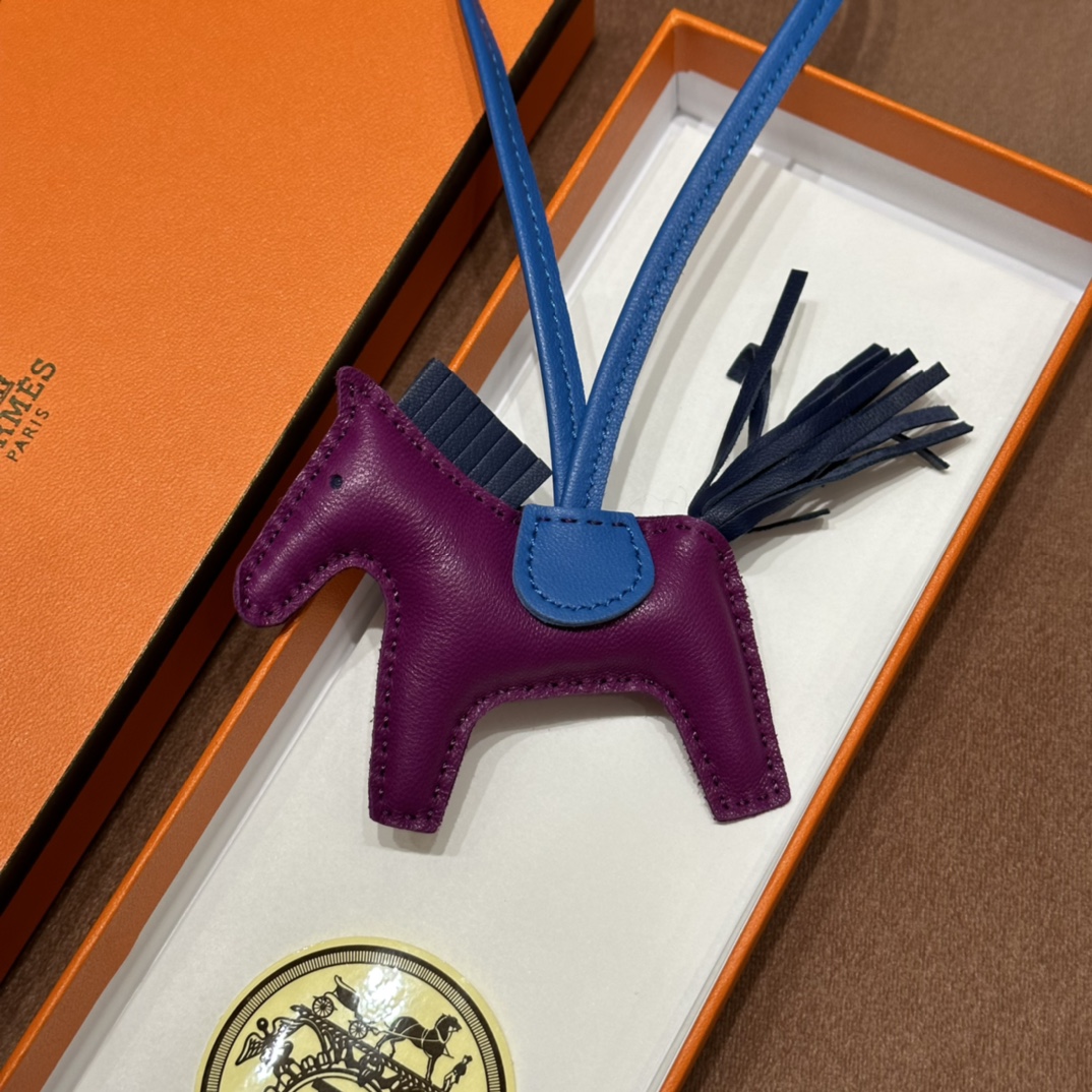 HERMES 爱马仕 【现货】 小马挂件 5J Fushsia悬铃花紫 N7 Bleu Tempete风暴蓝 T7 Bleu Hydra水妖蓝 现货 进口蜜蜡线 全手工制作