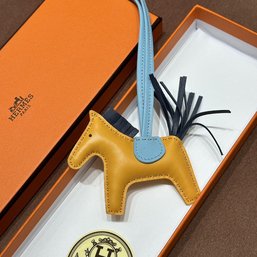HERMES 爱马仕 【现货】 小马挂件 9D 琥珀黄 7G Ciel天空蓝 89 Nior黑色 现货 进口蜜蜡线 全手工制作