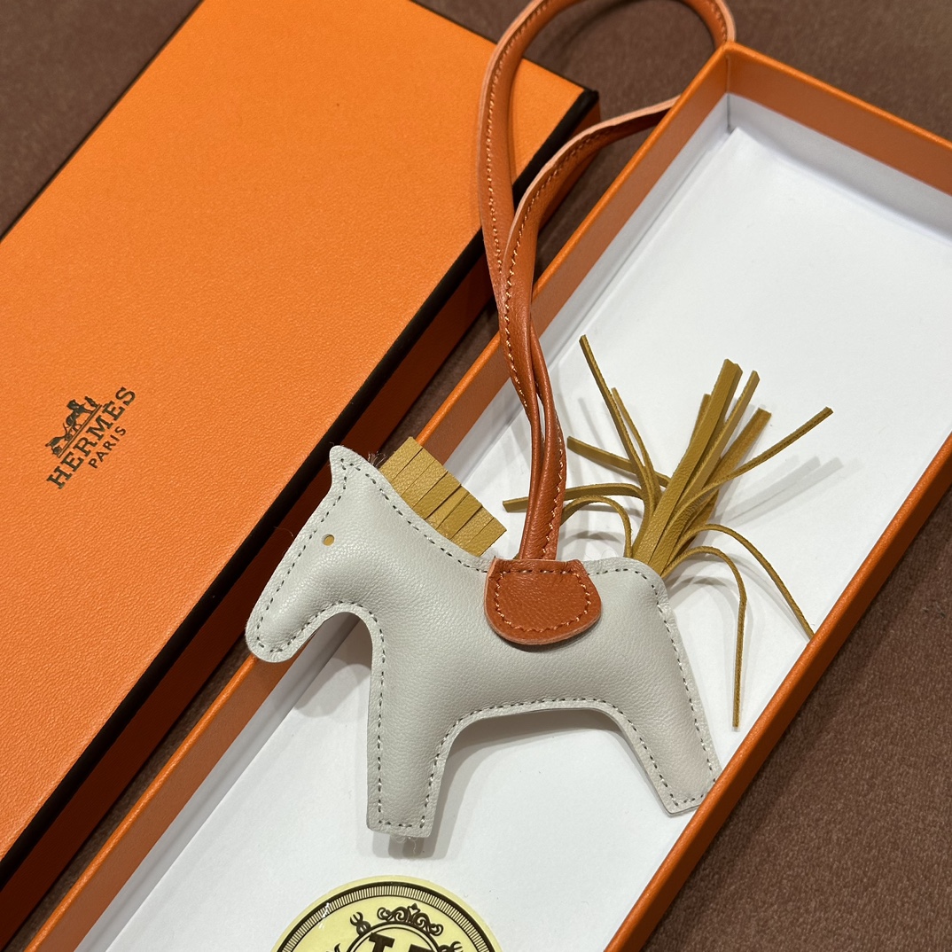 HERMES 爱马仕 【现货】 小马挂件 80 Gris Perle 珍珠灰 9D琥珀黄 CK37金棕  现货 进口蜜蜡线 全手工制作