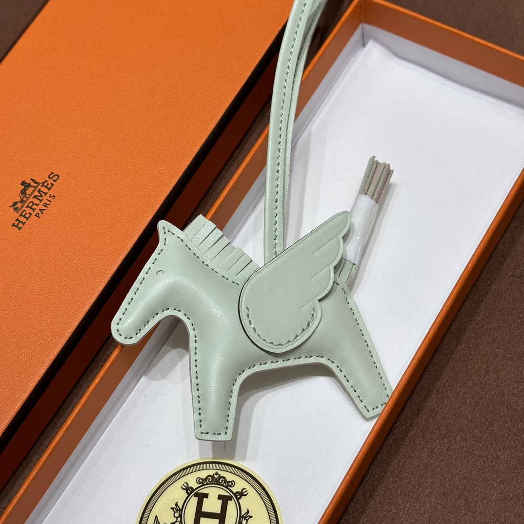 HERMES 爱马仕 【现货】 小马挂件 4S气泡绿 现货 进口蜜蜡线 全手工制作