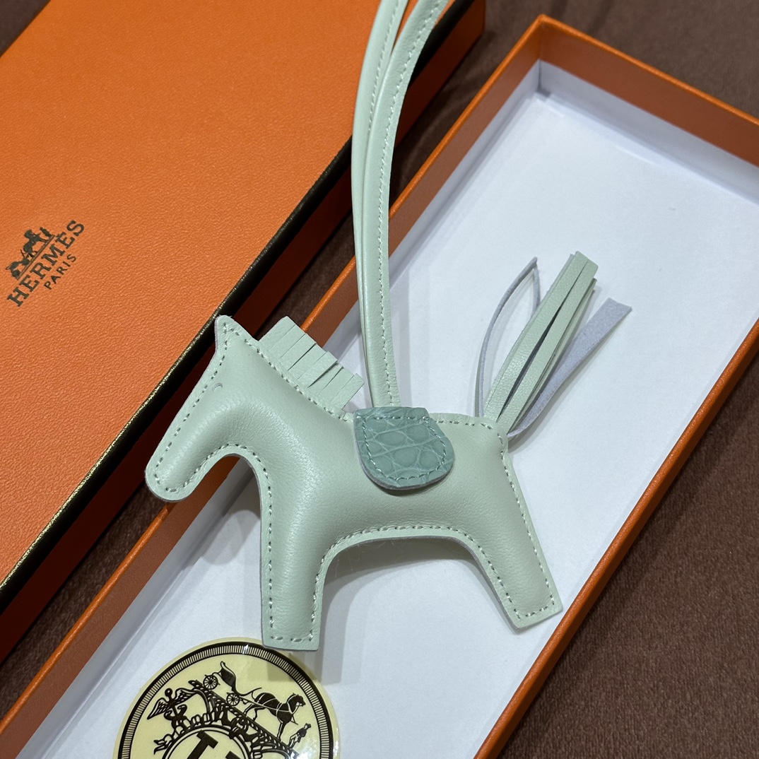 HERMES 爱马仕【现货】小马挂件 4S 气泡绿 现货 进口蜜蜡线 全手工制作