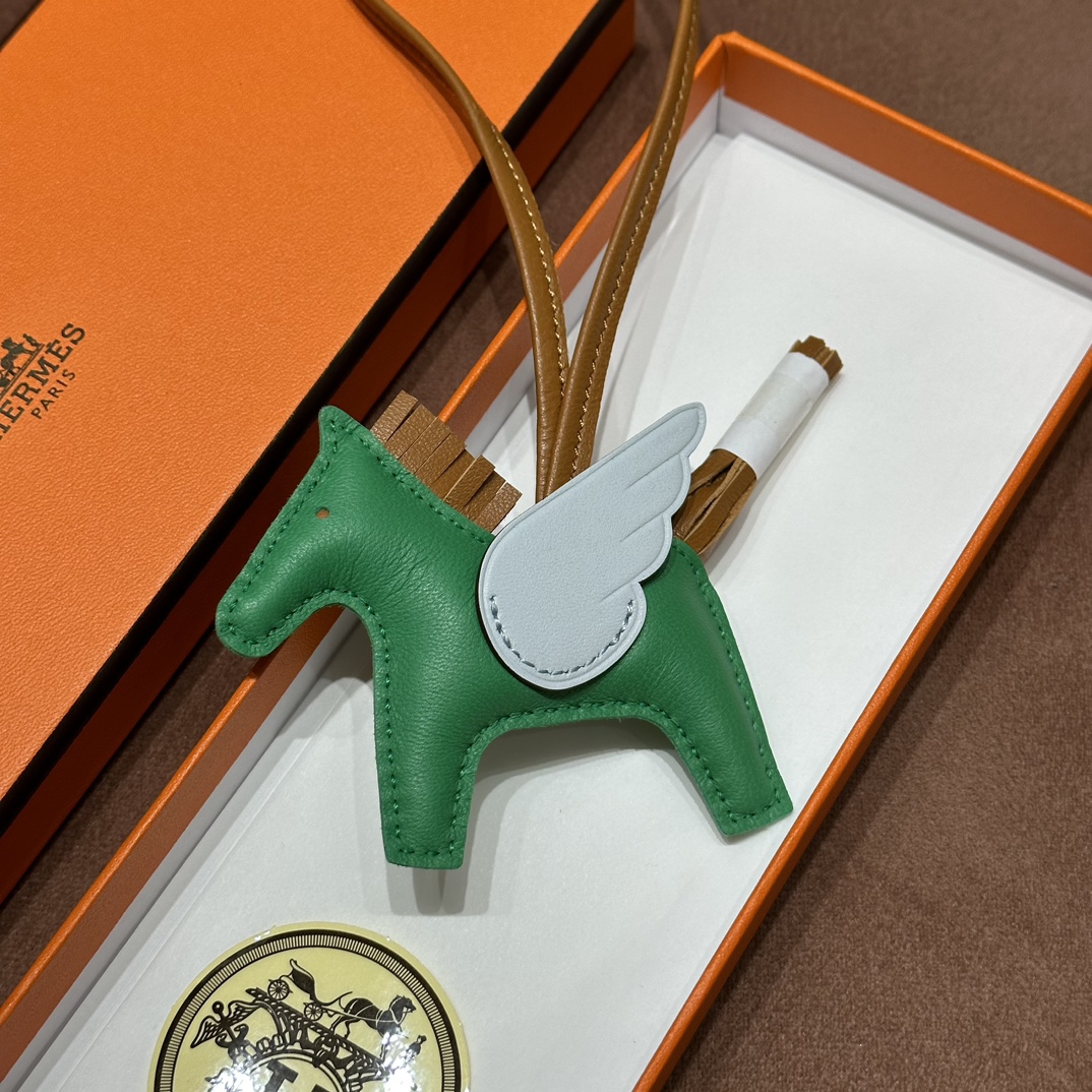 HERMES 爱马仕 【现货】 小马挂件 1K Bambou竹绿色 CK37金棕 U2 Bieu Zephyr和风蓝 现货 进口蜜蜡线 全手工制作