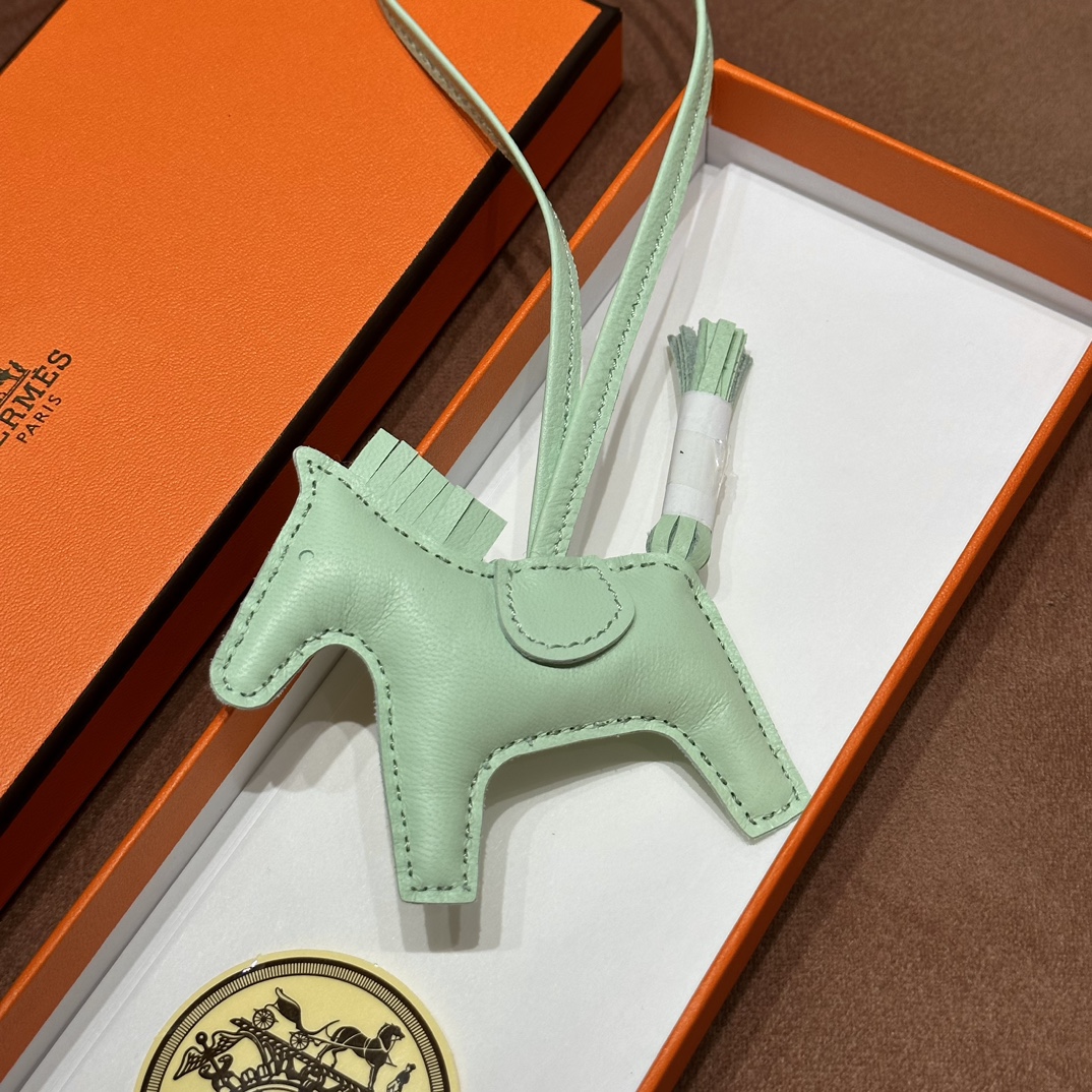 HERMES 爱马仕 【现货】 小马挂件 3i 牛油果绿 现货 进口蜜蜡线 全手工制作
