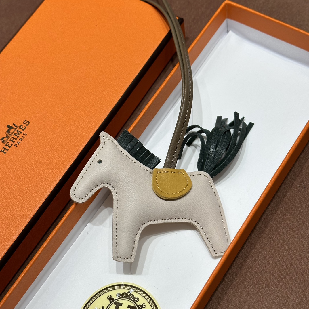 HERMES 爱马仕 【现货】 小马挂件 80 Gris Perle 珍珠灰 9D 琥珀黄 61 Vert Olive橄榄绿 46 EBONE乌木 现货 进口蜜蜡线 全手工制作