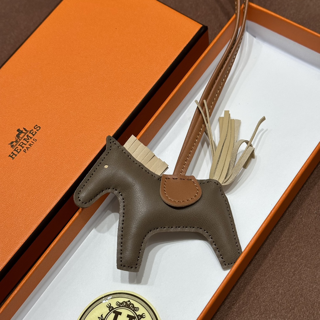 HERMES 爱马仕 【现货】 小马挂件 46 EBONE乌木 S2 Trench风衣米 CK37 金棕色 现货 进口蜜蜡线 全手工制作